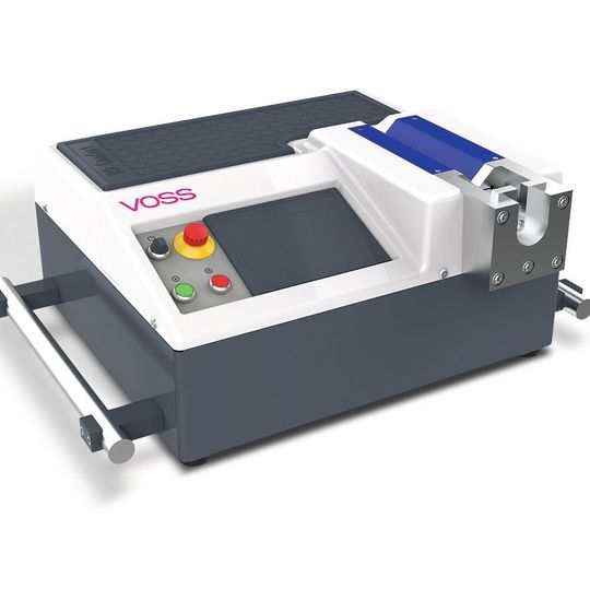 Das Vormontagegerät Voss Typ 90 Comfort erleichtert die Montage durch eine intelligente Werkzeug- und Fehlererkennung. Das Vormontagegerät Voss Typ 90 Comfort erleichtert die Montage durch eine intelligente Werkzeug- und Fehlererkennung.