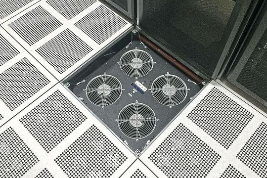 Intelligente Bodenplatten passen die Drehzahl ihrer Lüfter selbstständig an die geforderte Kühlleistung an und sorgen für konstante Temperaturen in Rechenzentren – auch bei schwankender Serverauslastung.