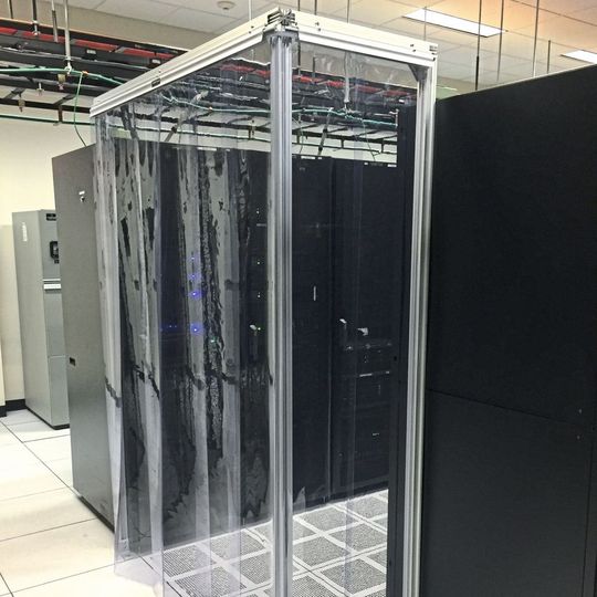 Die neuen Kaltgänge im Rechenzentrum sorgen für eine zielgerichtete und einfach steuerbare Belüftung sämtlicher Server.