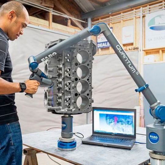 Das 8-Achsen-System kombiniert den portablen Quantum Faro-Arm oder den Quantum Scan-Arm mit einer funktional integrierten, aber physisch getrennten 8. Achse. Das 8-Achsen-System kombiniert den portablen Quantum Faro-Arm oder den Quantum Scan-Arm mit einer funktional integrierten, aber physisch getrennten 8. Achse.