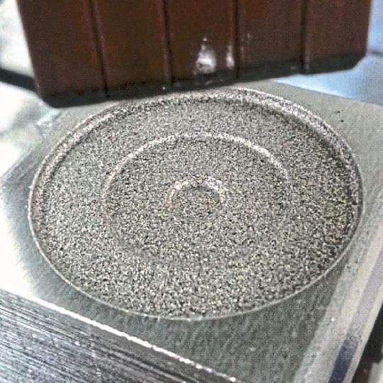 An innovative electrode concept developed at the IWF relies on segmented single electrodes. Round structures can thus also be produced, as can be seen here. An innovative electrode concept developed at the IWF relies on segmented single electrodes. Round structures can thus also be produced, as can be seen here.