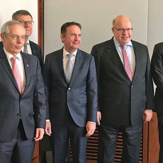 Dialog zwischen Bundeswirtschaftsministerium und Chemie- und Pharmabranche in Berlin zur Sicherung der Wettbewerbsfähigkeit der Branche. Dialog zwischen Bundeswirtschaftsministerium und Chemie- und Pharmabranche in Berlin zur Sicherung der Wettbewerbsfähigkeit der Branche.