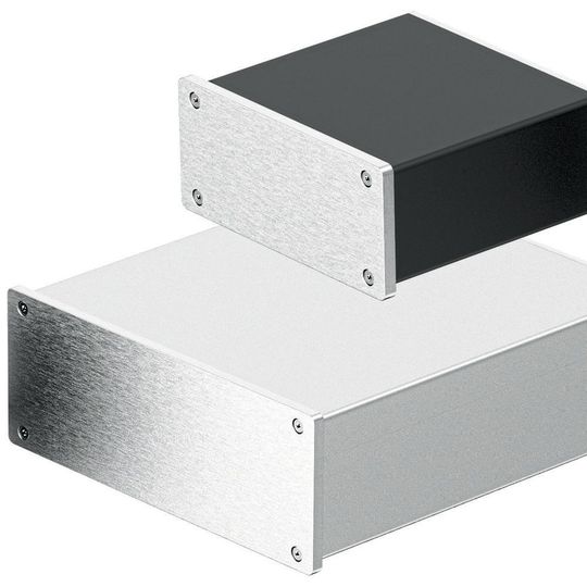 Die Oberfläche der individuell gefrästen Frontplatte des Aluminiumdekorgehäuses ADG von Fischer Elektronik ist geschliffen. Die Oberfläche der individuell gefrästen Frontplatte des Aluminiumdekorgehäuses ADG von Fischer Elektronik ist geschliffen.