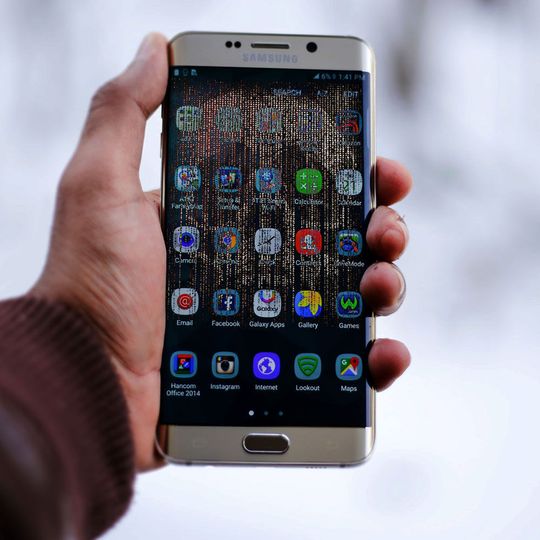 Der McAfee Mobile Threat Report 2019 verzeichnet einen gewaltigen Anstieg an Fake-Apps. Während im Juni 2018 noch ca. 10.000 gefälschte Apps gefunden wurden, waren es im Dezember 2018 bereits 65.000. Der McAfee Mobile Threat Report 2019 verzeichnet einen gewaltigen Anstieg an Fake-Apps. Während im Juni 2018 noch ca. 10.000 gefälschte Apps gefunden wurden, waren es im Dezember 2018 bereits 65.000.