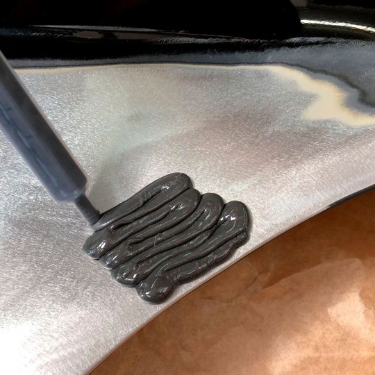 Mit dem Epoxidharz Zinnersatz-Spachtel von 3M entfällt entfällt der ansonsten übliche aufwendige Verzinnungsprozess. Mit dem Epoxidharz Zinnersatz-Spachtel von 3M entfällt entfällt der ansonsten übliche aufwendige Verzinnungsprozess.