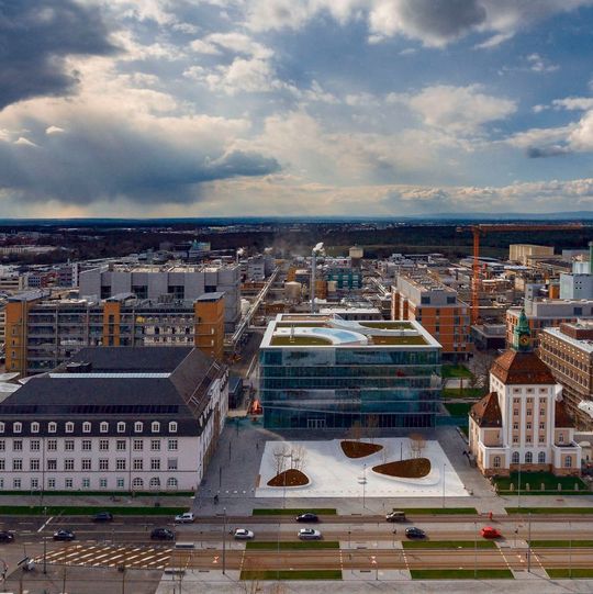 Merck wird bis 2025 eine Milliarde Euro in den Standort Darmstadt investieren. Merck wird bis 2025 eine Milliarde Euro in den Standort Darmstadt investieren.