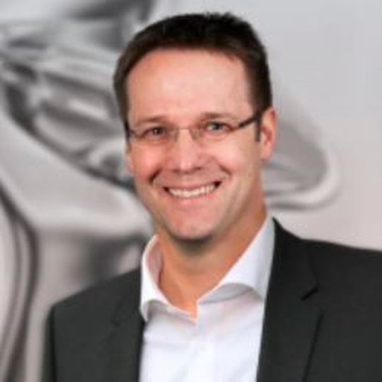 Dr. Detlef Schneider, COO von Autoform, erklärt: „Die Nachfrage nach unseren Softwarelösungen und Dienstleistungen ist auf dem chinesischen Markt in den letzten Jahren kontinuierlich gestiegen. Wir haben uns daher entschieden, unsere Präsenz auf dem chinesischen Markt auszubauen. Unser neues Büro in Shanghai kann ein breites Spektrum von bestehenden und potenziellen Kunden vollständig unterstützen.” Dr. Detlef Schneider, COO von Autoform, erklärt: „Die Nachfrage nach unseren Softwarelösungen und Dienstleistungen ist auf dem chinesischen Markt in den letzten Jahren kontinuierlich gestiegen. Wir haben uns daher entschieden, unsere Präsenz auf dem chinesischen Markt auszubauen. Unser neues Büro in Shanghai kann ein breites Spektrum von bestehenden und potenziellen Kunden vollständig unterstützen.”