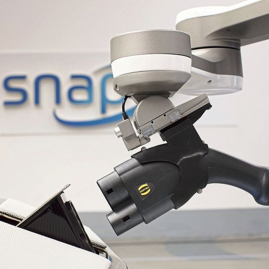 System zum automatisierten Laden von E-Fahrzeugen: Eine Robotik-gestützte Führung bringt den DC-Combo-2-Steckverbinder an die Ladesteckdose des Fahrzeugs heran.