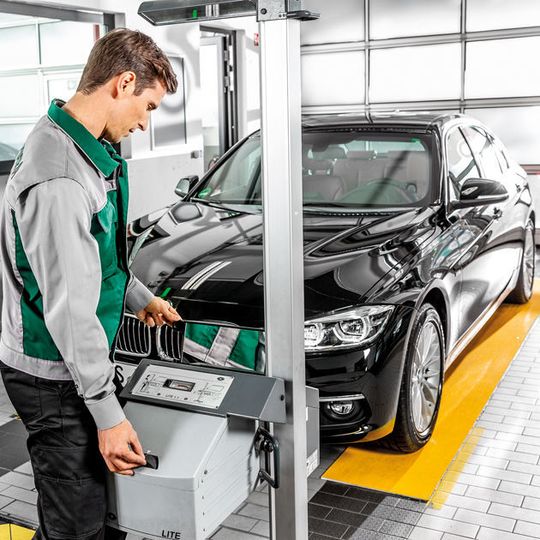 Mit dem neuen Dekra-Verfahren lassen sich „im Handumdrehen“ Kunststoffplatten fräsen, die als Negativform vorhandene Bodenunebenheiten exakt ausgleichen. Mit dem neuen Dekra-Verfahren lassen sich „im Handumdrehen“ Kunststoffplatten fräsen, die als Negativform vorhandene Bodenunebenheiten exakt ausgleichen.