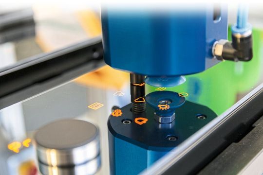 Un robot Fanuc collaboratif utilise son doigté pour vérifier les touches et le bouton rotatif de l'interface. Un robot Fanuc collaboratif utilise son doigté pour vérifier les touches et le bouton rotatif de l'interface.