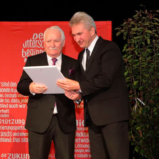 Wirtschaftsminister Prof. Dr. Andreas Pinkwart (r.) überreicht Heinz Dieter Bauer die Ehrung „Unternehmer des Jahres“. Wirtschaftsminister Prof. Dr. Andreas Pinkwart (r.) überreicht Heinz Dieter Bauer die Ehrung „Unternehmer des Jahres“.