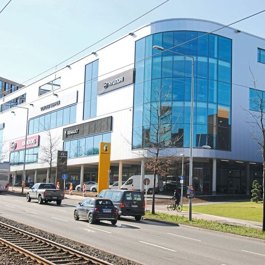 18 Monate nach dem Spatenstich hat die neue Zentrale der Autohausgruppe von der Weppen eröffnet. 18 Monate nach dem Spatenstich hat die neue Zentrale der Autohausgruppe von der Weppen eröffnet.