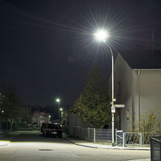 Die neuen Außenlampen, die in Rheinland-Pfalz in Maxdorf getestet werden, sparen nicht nur Strom, sondern strahlen auch deutlich heller. Die neuen Außenlampen, die in Rheinland-Pfalz in Maxdorf getestet werden, sparen nicht nur Strom, sondern strahlen auch deutlich heller.