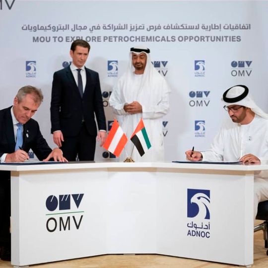 Die Absichtserklärung zwischen OMV und Adnoc wurde im Beisein von Kanzler Sebastian Kurz und Kronprinz Scheich Mohammed bin Zayed Al Nahyan unterzeichnet. Die Absichtserklärung zwischen OMV und Adnoc wurde im Beisein von Kanzler Sebastian Kurz und Kronprinz Scheich Mohammed bin Zayed Al Nahyan unterzeichnet.