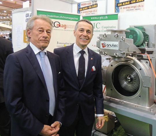 Jean-Luc Vincent fondateur du Salon des inventions avec le Conseiller fédéral Ignazio Cassis sur le stand de la C-PIC devant le fameux MoulinF10. Jean-Luc Vincent fondateur du Salon des inventions avec le Conseiller fédéral Ignazio Cassis sur le stand de la C-PIC devant le fameux MoulinF10.