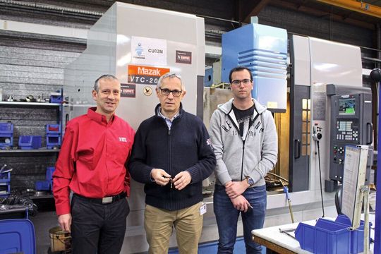 Patrick Gaspard, Mhac Technologies ; Pierre Saby, Issartel et Aurélien Puppo, Issartel devant le centre d’usinage Mazak. Patrick Gaspard, Mhac Technologies ; Pierre Saby, Issartel et Aurélien Puppo, Issartel devant le centre d’usinage Mazak.