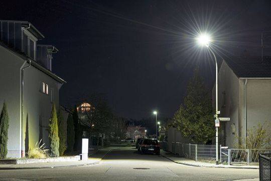Die neuen Außenlampen, die in Maxdorf getestet werden, sparen nicht nur Strom, sondern strahlen auch deutlich heller. Die neuen Außenlampen, die in Maxdorf getestet werden, sparen nicht nur Strom, sondern strahlen auch deutlich heller.