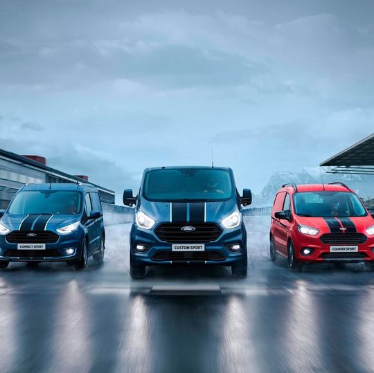 Mit seinen zwei markanten Sportstreifen führt der Transit Custom Sport (Bildmitte) die „Transit Sport“-Modellfamilie an, bestehend aus dem Transit Courier Sport, dem Transit Connect Sport (links) und eben dem Transit Custom Sport. Mit seinen zwei markanten Sportstreifen führt der Transit Custom Sport (Bildmitte) die „Transit Sport“-Modellfamilie an, bestehend aus dem Transit Courier Sport, dem Transit Connect Sport (links) und eben dem Transit Custom Sport.