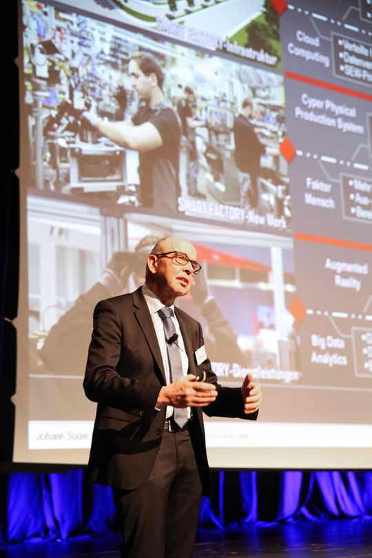 Johann Soder von SEW-Eurodrive erläutert in seinem Keynote-Vortrag: „Durch einen modularen Fabrikaufbau mit standardisierten Prozessmodulen lassen sich Anpassungen in der Fabrik effektiver vornehmen. “