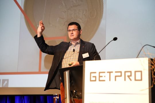 Dr.-Ing. Andreas Langheinrich von der Firma Horst Scholz prophezeit in seinem Keynote-Vortrag: „In den kommenden Jahren werden Kunststoffzahnräder mit Metallzahnrädern vermutlich in kleineren ölgeschmierten Leistungsgetrieben in Konkurrenz treten.“