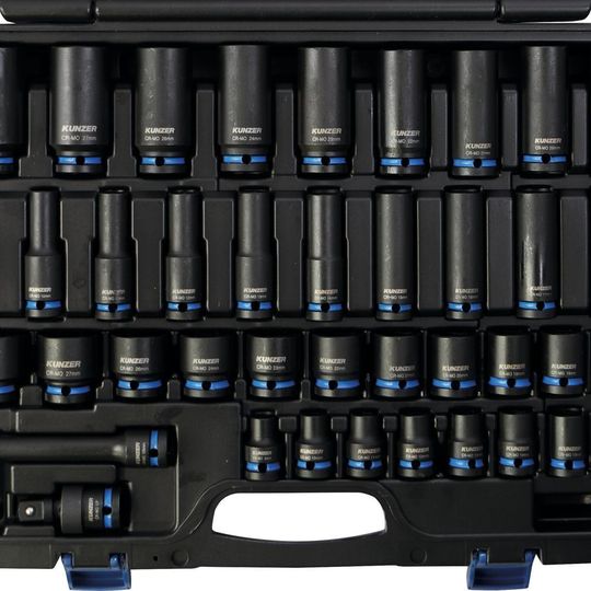 Das 40-teilige Set im praktischen Koffer enthält Schlagschraubereinsätze sowie zwei Adapter aus CrMo-Stahl. Das 40-teilige Set im praktischen Koffer enthält Schlagschraubereinsätze sowie zwei Adapter aus CrMo-Stahl.