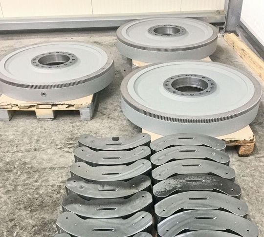 Ein kleiner Ausschnitt aus dem Teilespektrum, das Mewa bedienen kann. Fast tonnenschwere Schwungmassen und große Getriebekränze gehören dazu. Aber auch kleinere Komponenten für die Medizintechnik fertigt das Unternehmen an. Hannover Messe Halle 3 Stand M44. Ein kleiner Ausschnitt aus dem Teilespektrum, das Mewa bedienen kann. Fast tonnenschwere Schwungmassen und große Getriebekränze gehören dazu. Aber auch kleinere Komponenten für die Medizintechnik fertigt das Unternehmen an. Hannover Messe Halle 3 Stand M44.