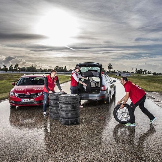 Die Nässeperformance stand beim GTÜ-Sommerreifentest 2019 im Mittelpunkt. Die Nässeperformance stand beim GTÜ-Sommerreifentest 2019 im Mittelpunkt.