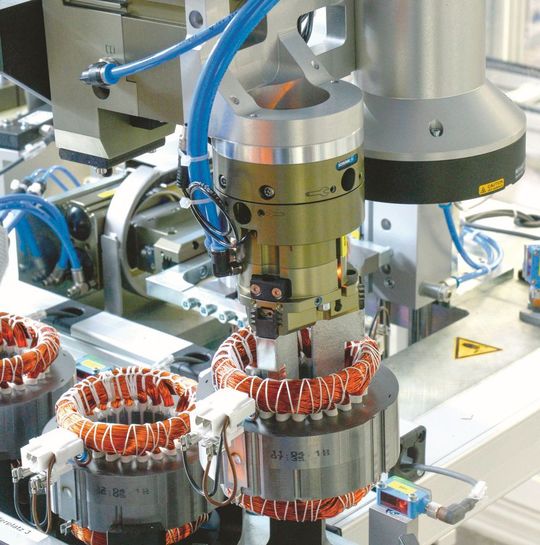 Die Statoren werden von dem Kuka Roboter nach der Prüfung an einer Wendestation abgelegt.