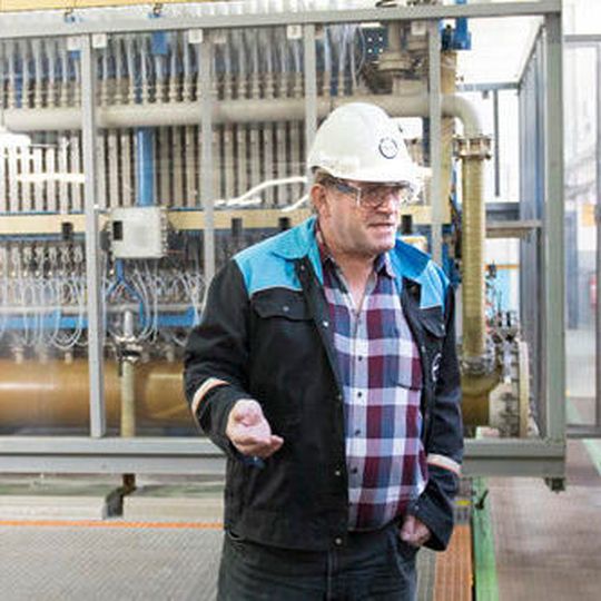 Besuch im Covestro-Betrieb: Dr. Robert Vieler zeigt die Sauerstoffverzehrkathode, die ein besonders energiesparendes Verfahren zur Chlorproduktion ermöglicht. Besuch im Covestro-Betrieb: Dr. Robert Vieler zeigt die Sauerstoffverzehrkathode, die ein besonders energiesparendes Verfahren zur Chlorproduktion ermöglicht.