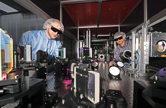 Laserphysiker um Professor Stefan Karsch erforschen die Laser-Wakefield-Beschleunigungs-Technologie am Centre for Advanced Laser Applications der LMU. Laserphysiker um Professor Stefan Karsch erforschen die Laser-Wakefield-Beschleunigungs-Technologie am Centre for Advanced Laser Applications der LMU.