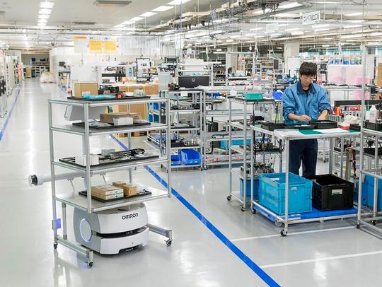 Mobile Robotor helfen Fertigungsabläufe zu optimieren. Einfache Aufgaben wie der Transport von Materialien können den interaktiven Maschinen überlassen werden, die die Bewegungen der Mitarbeiter erkennen und so sicher agieren. Mobile Robotor helfen Fertigungsabläufe zu optimieren. Einfache Aufgaben wie der Transport von Materialien können den interaktiven Maschinen überlassen werden, die die Bewegungen der Mitarbeiter erkennen und so sicher agieren.