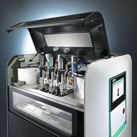 Der 3D-Drucker Freeformer 300-3X kann im Verfahren Kunststoff-Freiformen (AKF) mit seinen drei individuell beheizten Austragseinheiten komplexe Funktionsbauteile in belastbarer Hart-Weich-Verbindung additiv fertigen.