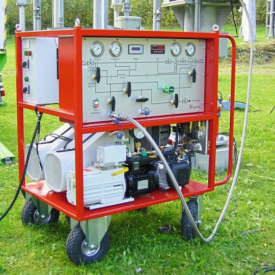 Die SF6-Rückgewinnungseinheiten bestehen aus einer oder mehreren Vakuumpumpen, einem Filter und einem Kompressor.