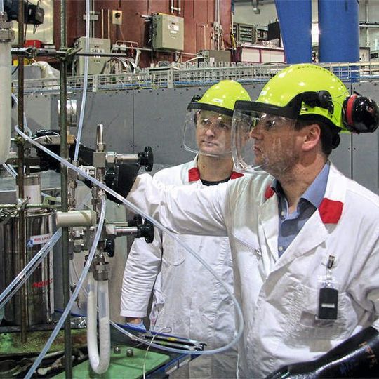 Prof. Florian Kraus und sein Mitarbeiter Dr. Sergei Ivlev am Pulverdiffraktometer SPODI des Heinz Maier-Leibnitz Zentrums in Garching. Prof. Florian Kraus und sein Mitarbeiter Dr. Sergei Ivlev am Pulverdiffraktometer SPODI des Heinz Maier-Leibnitz Zentrums in Garching.