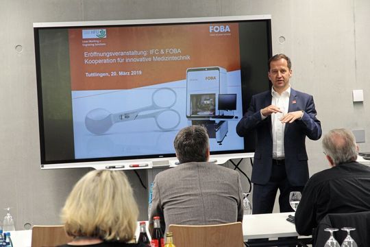 Christian Söhner, Gobal Vertical Manager Medical bei Alltec | Foba Laser Marking + Engraving, beim Vortrag im Rahmen der Einweihung des neuen Markierlasers im Innovations- und Forschungs-Centrum (IFC) Tuttlingen. Christian Söhner, Gobal Vertical Manager Medical bei Alltec | Foba Laser Marking + Engraving, beim Vortrag im Rahmen der Einweihung des neuen Markierlasers im Innovations- und Forschungs-Centrum (IFC) Tuttlingen.