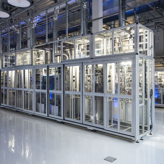 Im neuen Forschungstechnikum der BASF in Ludwigshafen stehen hochautomatisierte Versuchsanlagen zur effizienten Verfahrensentwicklung und zum Testen von Prozess-Katalysatoren zur Verfügung. Im neuen Forschungstechnikum der BASF in Ludwigshafen stehen hochautomatisierte Versuchsanlagen zur effizienten Verfahrensentwicklung und zum Testen von Prozess-Katalysatoren zur Verfügung.