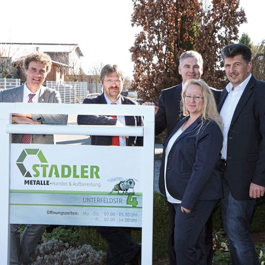 Die Ceratizit -Vorstände Thierry Wolter, Andreas Lackner und Andreas Schwenninger mit Stadler-Inhaberin und Geschäftsführerin Gabriele Stadler und Betriebsleiter Hubert Stadler nach der Vertragsunterschrift. (von links) Die Ceratizit -Vorstände Thierry Wolter, Andreas Lackner und Andreas Schwenninger mit Stadler-Inhaberin und Geschäftsführerin Gabriele Stadler und Betriebsleiter Hubert Stadler nach der Vertragsunterschrift. (von links)