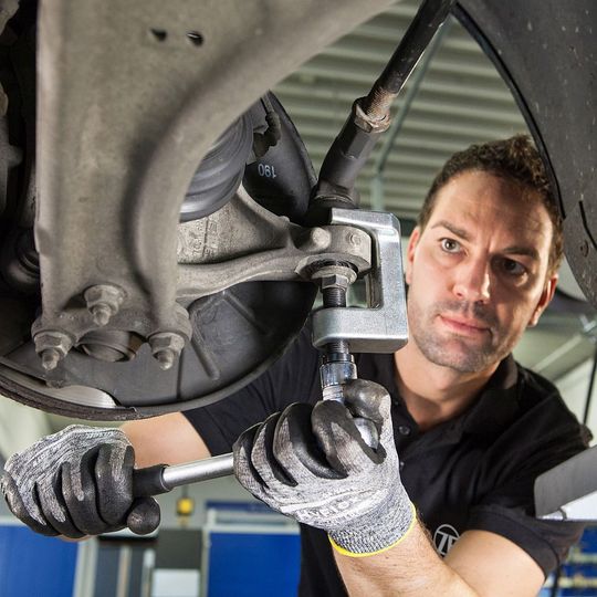Nach den winterlichen Streusalz- und Splitattacken ist ein Fahrwerkscheck Pflicht. Nach den winterlichen Streusalz- und Splitattacken ist ein Fahrwerkscheck Pflicht.