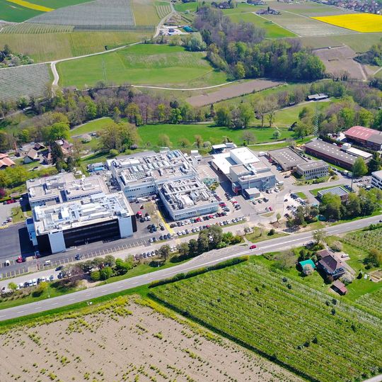 Zwischen 2019 und 2023 wird Merck 150 Millionen Euro in den Schweizer Produktionsstandort Aubonne investieren. Zwischen 2019 und 2023 wird Merck 150 Millionen Euro in den Schweizer Produktionsstandort Aubonne investieren.