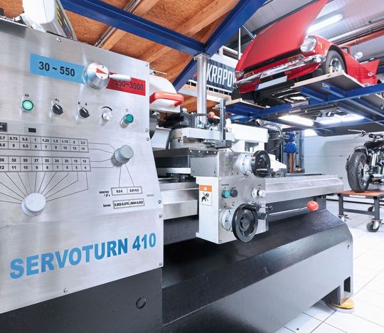 Damit ein restaurierter Motor wieder geschmeidig läuft, müssen etwa seine Ventildurchführungen aufs Hunderstel präzise sein. Das klappt mit der Servoturn 410/1000 von Knuth. Damit ein restaurierter Motor wieder geschmeidig läuft, müssen etwa seine Ventildurchführungen aufs Hunderstel präzise sein. Das klappt mit der Servoturn 410/1000 von Knuth.