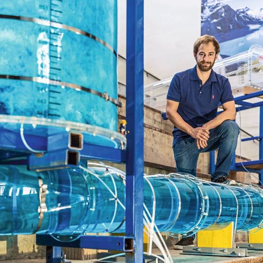 Franz Georg Pikl von der TU Graz forscht an der Zukunft der weltweiten Energieversorgung. Er hat mit dem Heißwasser-Pumpspeicherkraftwerk eine richtungweisende Technologie entwickelt: Wasser als elektrisches und thermisches Speichermedium. Franz Georg Pikl von der TU Graz forscht an der Zukunft der weltweiten Energieversorgung. Er hat mit dem Heißwasser-Pumpspeicherkraftwerk eine richtungweisende Technologie entwickelt: Wasser als elektrisches und thermisches Speichermedium.