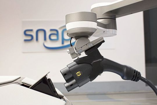 „Miro Snap“: Um auch selbstständig die Batterie wieder aufzuladen, zeigt Harting gemeinsam mit Kuka eine entsprechende, robotergesteuerte Ladestation. „Miro Snap“: Um auch selbstständig die Batterie wieder aufzuladen, zeigt Harting gemeinsam mit Kuka eine entsprechende, robotergesteuerte Ladestation.