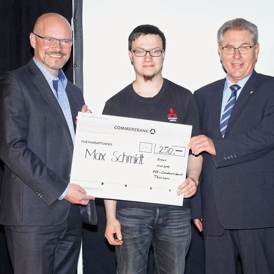 Glückwunsch: (v. li.) Holger Schade (Präsident Kfz-Gewerbe Thüringen), Max Schmidt (Landessieger 2018 Thüringen) und Manfred Staffel (stellv. Obermeister Kfz-Innung Südthüringen). Glückwunsch: (v. li.) Holger Schade (Präsident Kfz-Gewerbe Thüringen), Max Schmidt (Landessieger 2018 Thüringen) und Manfred Staffel (stellv. Obermeister Kfz-Innung Südthüringen).