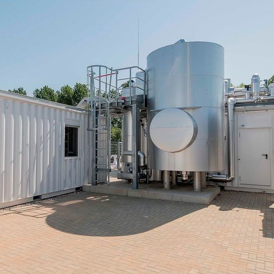 Im Zentrum der Forschung von Store & Go steht die Herstellung erneuerbarer Gase über den Schritt der Methanisierung und die Speicherung in einem industriellen Umfang, um einen wirtschaftlichen Betrieb zu ermöglichen. Im Zentrum der Forschung von Store & Go steht die Herstellung erneuerbarer Gase über den Schritt der Methanisierung und die Speicherung in einem industriellen Umfang, um einen wirtschaftlichen Betrieb zu ermöglichen.