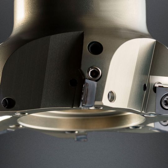 The user-friendly adjustment system for the DTM finishing face mill enables insert adjustment to the exact µm. The user-friendly adjustment system for the DTM finishing face mill enables insert adjustment to the exact µm.