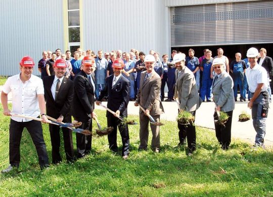 Erster Spatenstich für RAS-Neubau in Wildberg-Effringen: (von links), Siegfried Köhler, Bauunternehmer, Wolfhart Friedemann, RAS-Werkleiter, Rolf Kugel, Architekt, Rainer Stahl und Willy Stahl jun., beide Geschäftsführer RAS, Ulrich Bünger, Bürgermeister Wildberg, Willy Stahl sen. und Clemens Creutz, Bauunternehmer. Bild: RAS Erster Spatenstich für RAS-Neubau in Wildberg-Effringen: (von links), Siegfried Köhler, Bauunternehmer, Wolfhart Friedemann, RAS-Werkleiter, Rolf Kugel, Architekt, Rainer Stahl und Willy Stahl jun., beide Geschäftsführer RAS, Ulrich Bünger, Bürgermeister Wildberg, Willy Stahl sen. und Clemens Creutz, Bauunternehmer. Bild: RAS