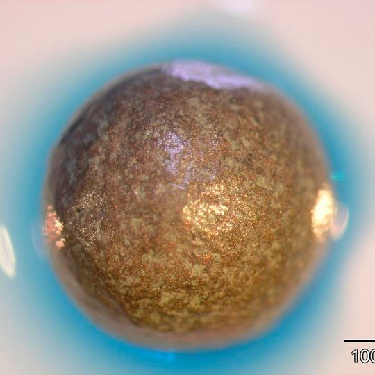 Metallische Hohlkugel mit Pilzenzymen. Die Enzymreaktion (blaue Corona) ist mit einem Farbstoff sichtbar gemacht. (Ausschnitt) Metallische Hohlkugel mit Pilzenzymen. Die Enzymreaktion (blaue Corona) ist mit einem Farbstoff sichtbar gemacht. (Ausschnitt)