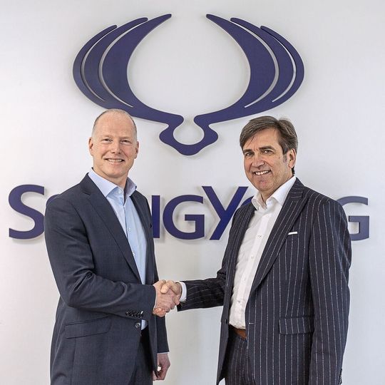 Bernd Brauer (li.), Head of Automotive Financial Services der Consors Finanz und Ulrich Mehling, Geschäftsführer bei Ssangyong Motors Deutschland Bernd Brauer (li.), Head of Automotive Financial Services der Consors Finanz und Ulrich Mehling, Geschäftsführer bei Ssangyong Motors Deutschland