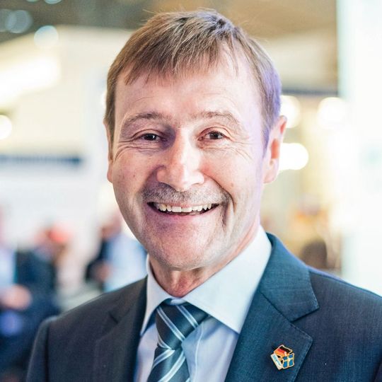 Klaus Helmrich, Vorstandsmitglied der Siemens AG: „Mit dem Einsatz von Technologien wie Künstlicher Intelligenz, Edge Computing und Additive Manufacturing ebnen wir den Weg für die Zukunft der Industrie.“ Klaus Helmrich, Vorstandsmitglied der Siemens AG: „Mit dem Einsatz von Technologien wie Künstlicher Intelligenz, Edge Computing und Additive Manufacturing ebnen wir den Weg für die Zukunft der Industrie.“