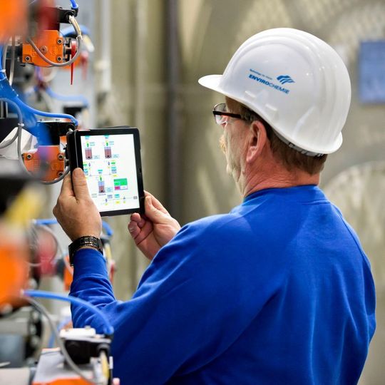 Acht Partner aus Industrie und Forschung beschäftigen sich erstmals mit den wissenschaftlichen, technischen und wirtschaftlichen Potenzialen, die mit einer Digitalisierung im industriellen Wassermanagement verbunden sind. Acht Partner aus Industrie und Forschung beschäftigen sich erstmals mit den wissenschaftlichen, technischen und wirtschaftlichen Potenzialen, die mit einer Digitalisierung im industriellen Wassermanagement verbunden sind.
